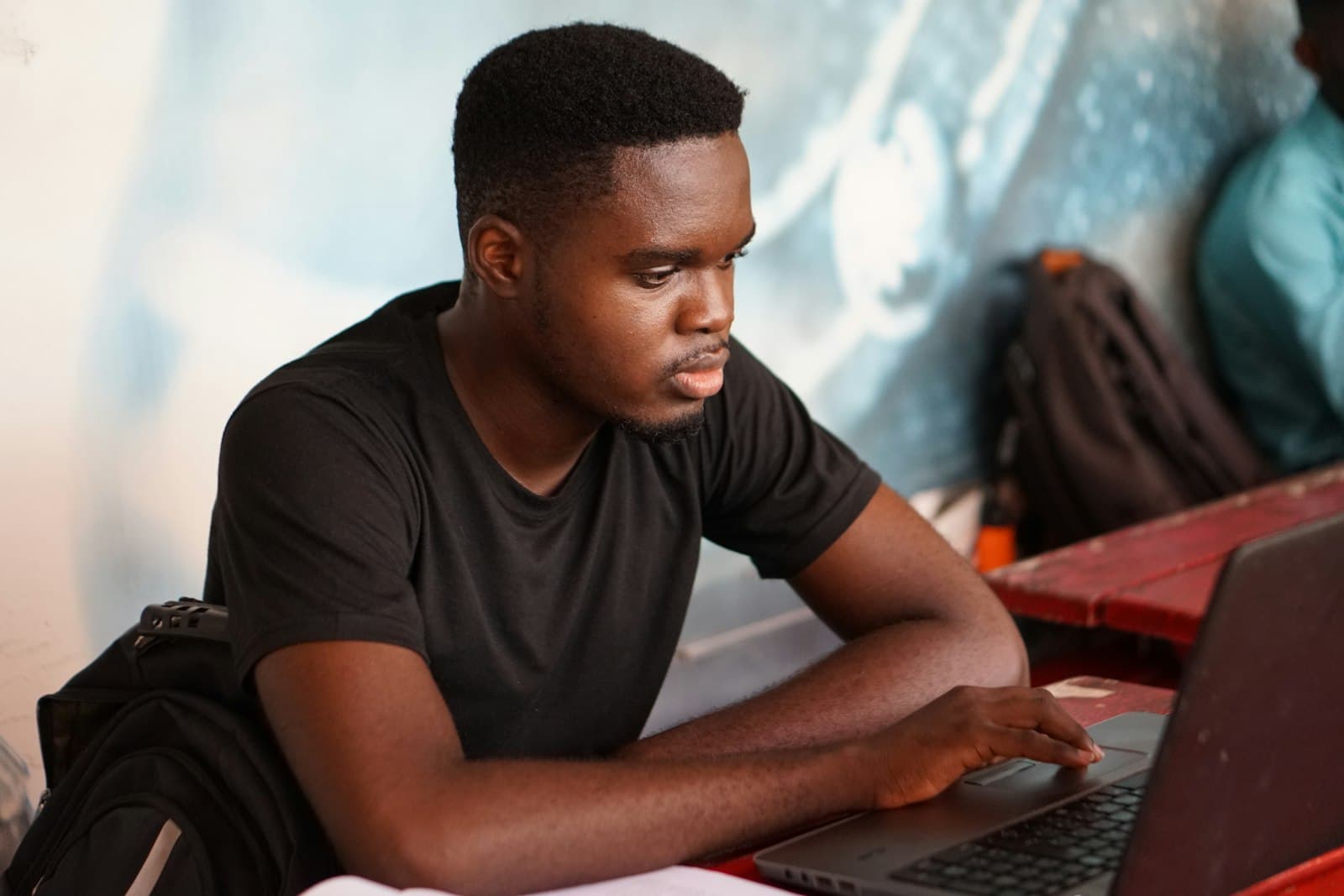 Développeur au travail sur son ordinateur portable